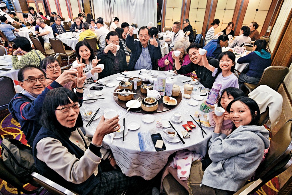 冬至大過年，不少市民一家老少「做冬」慶祝。 