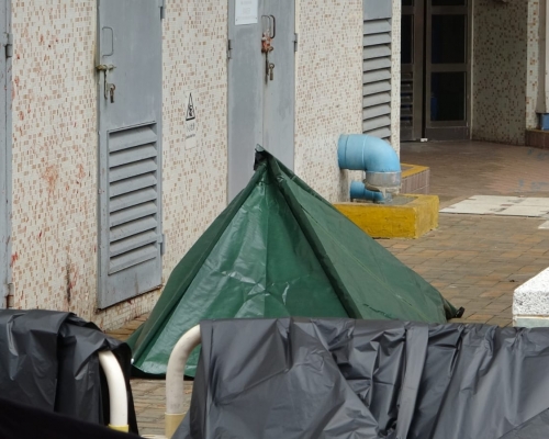 警方以帳篷遮蓋死者遺體。