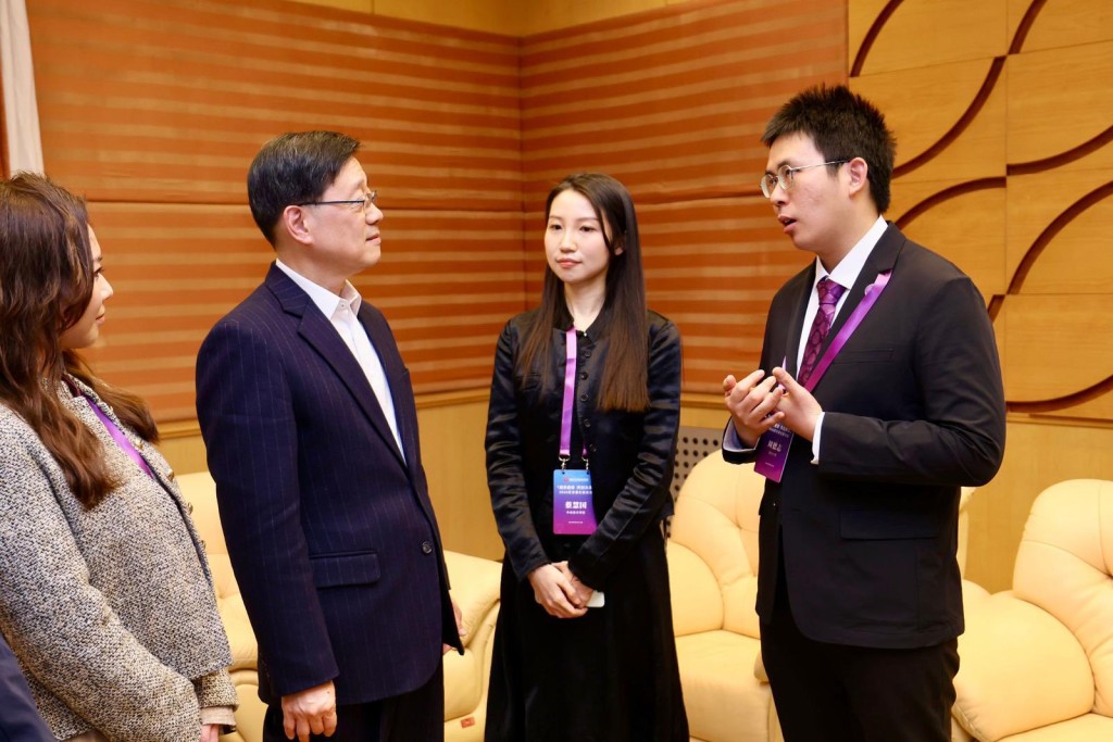 座談會結束後,李家超與數位在京港生深入交流,有北京大學化學專業博士生就抑鬱症發生和治療已發表過多篇論文;亦有清華大學機械工程專業博士生深入研究植物細胞打印,科研項目獲國家支持。 座談會結束後,李家超與數位在京港生深入交流,有北京大學化學專業博士生就抑鬱症發生和治療已發表過多篇論文;亦有清華大學機械工程專業博士生深入研究植物細胞打印,科研項目獲國家支持。