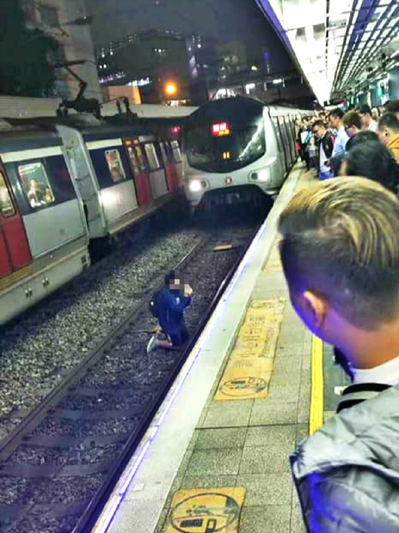 男子離奇墮軌跪下。網民張志堂圖片