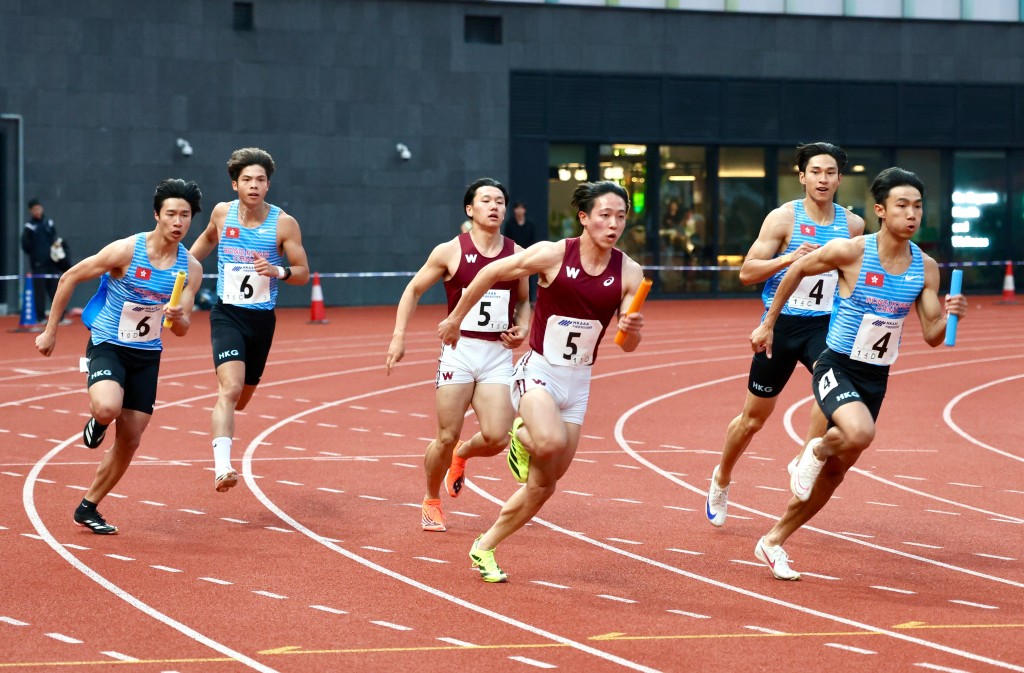 男子队接力比赛，最终由香港B 队(右边)胜出。徐嘉华摄