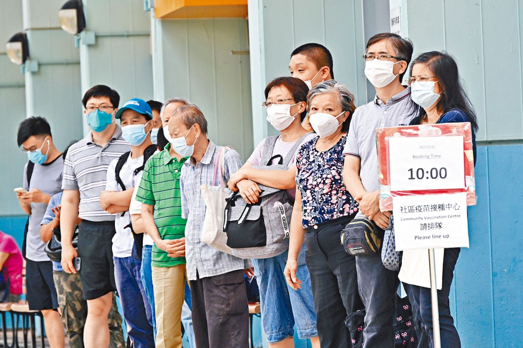 當局呼籲市民接種新冠及流感疫苗，料冬天市民仍須佩戴口罩。