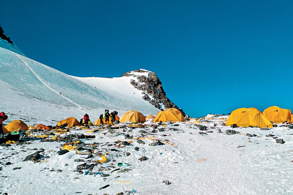 珠峰營地遍佈垃圾及棄置的裝備。