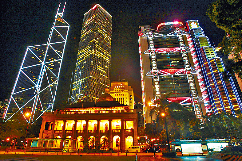 內地訪客近年熱衷來港開立銀行戶口,以便投資理財產品及股票。