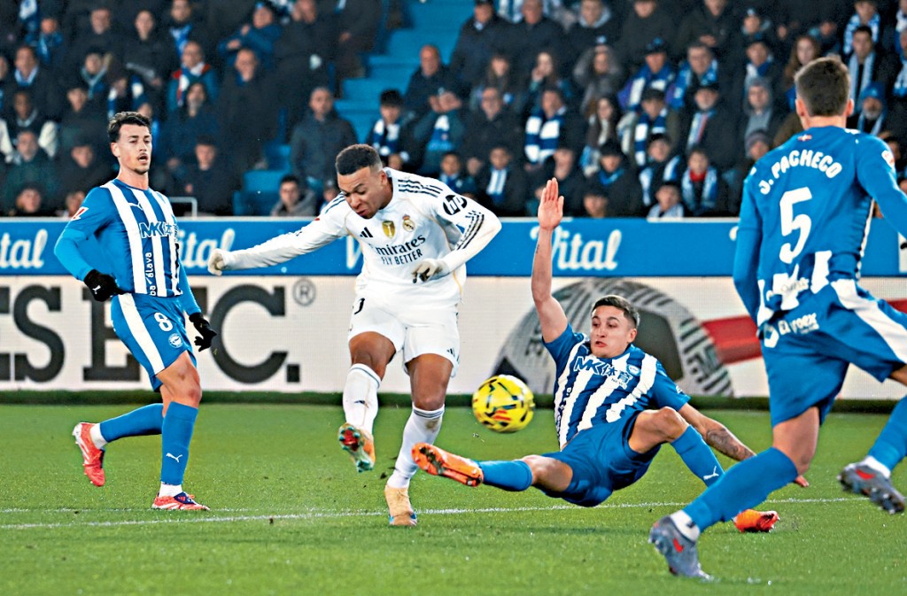 麥巴比(白衫)被指為追趕C朗的紀錄，勉強帶傷上陣。