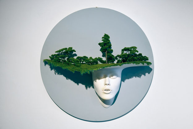 曾卓成的《清明梦系列二──焦土》，以瓷及假树制作而成。