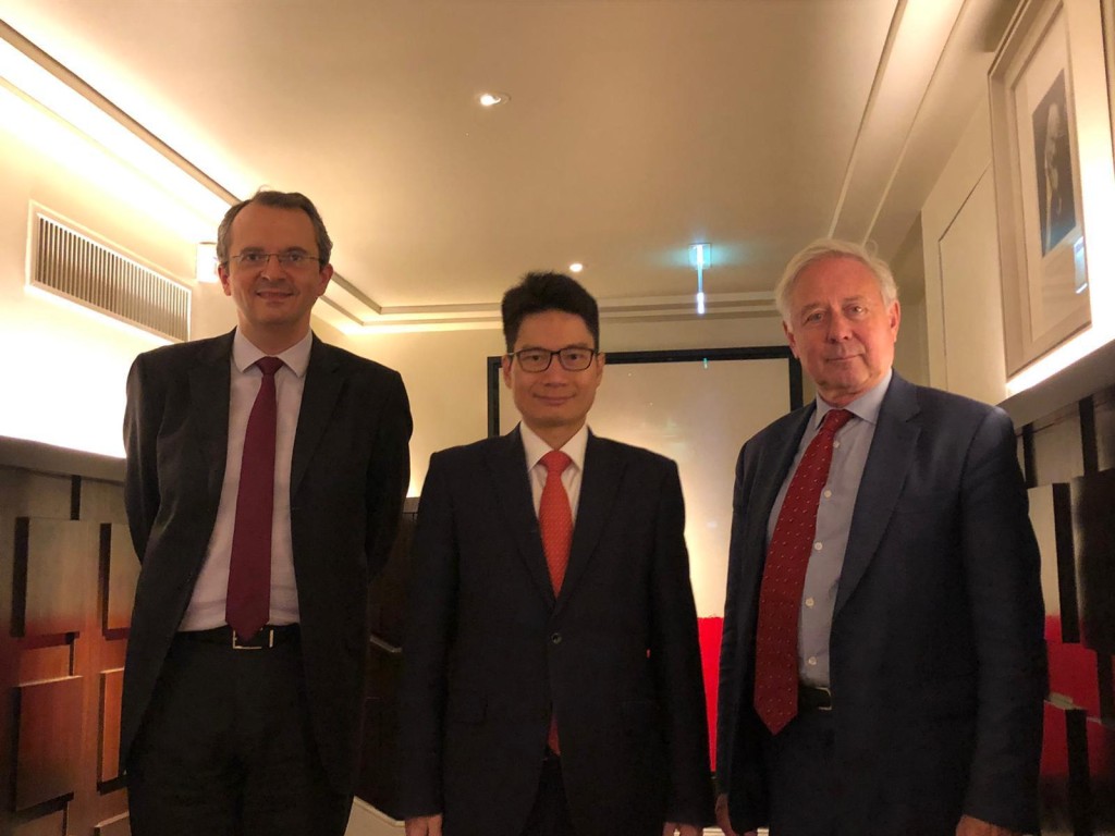陳浩濂(中)與巴黎歐洲金融市場協會高級顧問、創始人兼前首席執行官Arnaud de Bresson(右)及 副首席執行官 Olivier Vigna(左)會面。
