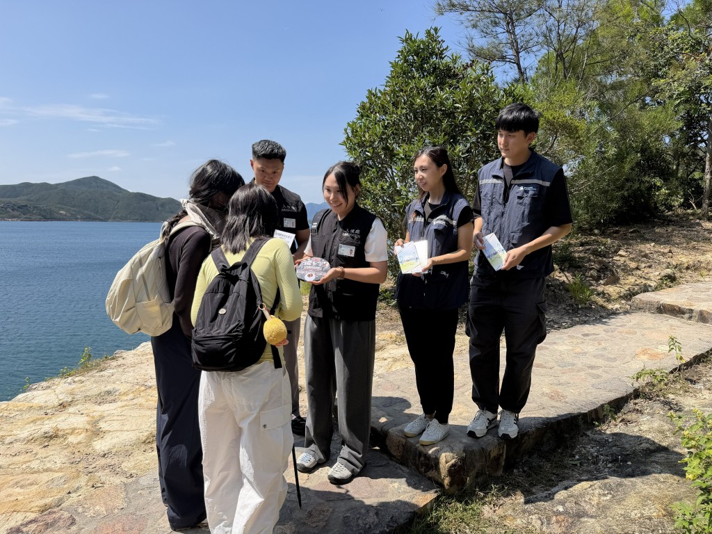 入境處及旅監局人員向市民及旅客派發宣傳單張,呼籲切勿聘用非法領隊或導遊。入境處圖片 入境處及旅監局人員向市民及旅客派發宣傳單張,呼籲切勿聘用非法領隊或導遊。入境處圖片