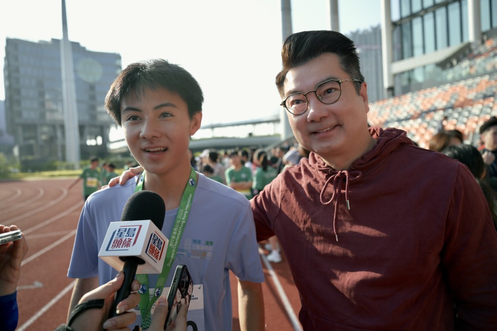 第一組首名衝線的Kingsley以6分46秒成績完成賽事。