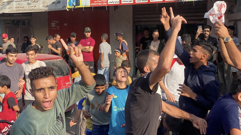 巴勒斯坦人在街頭慶祝槍手滲透以色列南部。路透社