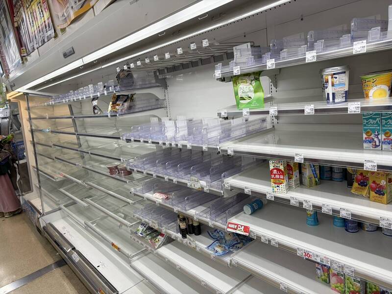 新千岁机场便利店货架空空如也。X@CurryAndRiceok