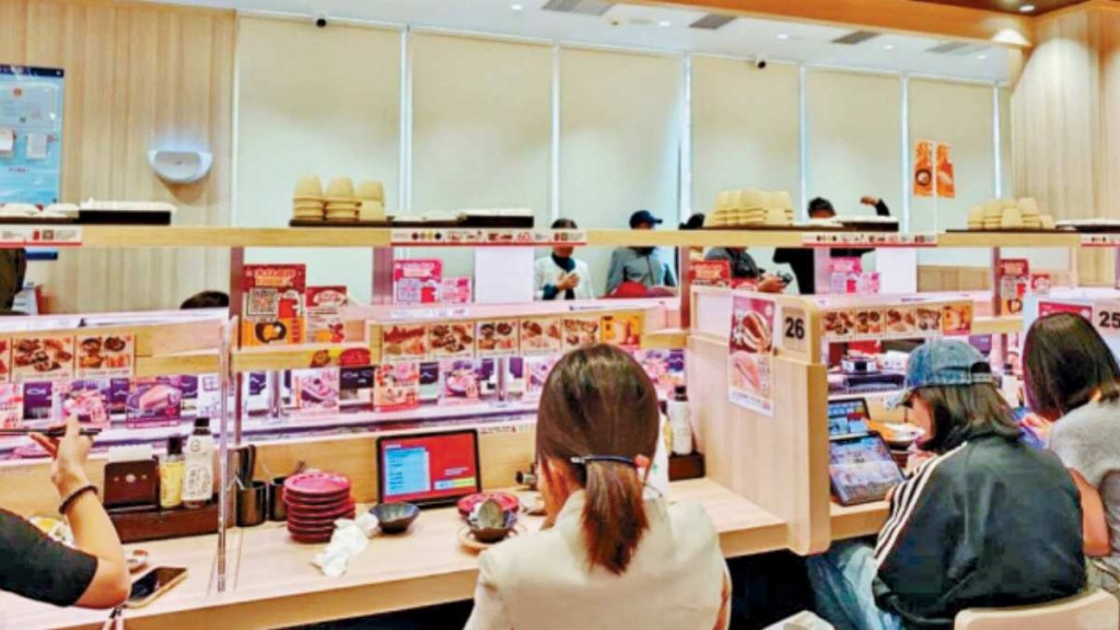 有消費者稱在武漢楚河漢街壽司郎門店用餐時，食物傳送帶上出現活體老鼠。小紅書