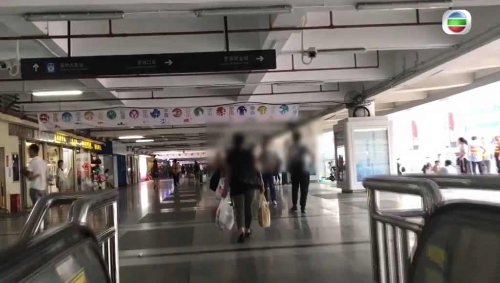 水貨客成功北上闖關後,便會在羅湖火車站對開暗角分發貨物。(無綫電視畫面截圖)