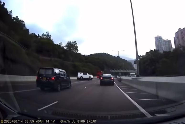 客貨車失平衡向左翻側。fb馬路的事 (即時交通資訊台)影片截圖