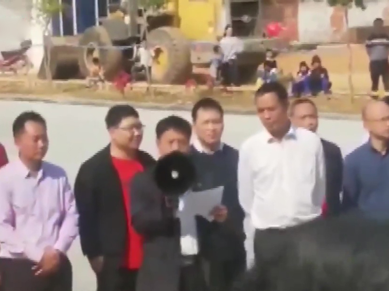 文楼镇党委书记李伟华对住示威者说:「人文生态园(火葬场)是不会、永远都不会在文楼建设。」(网图)