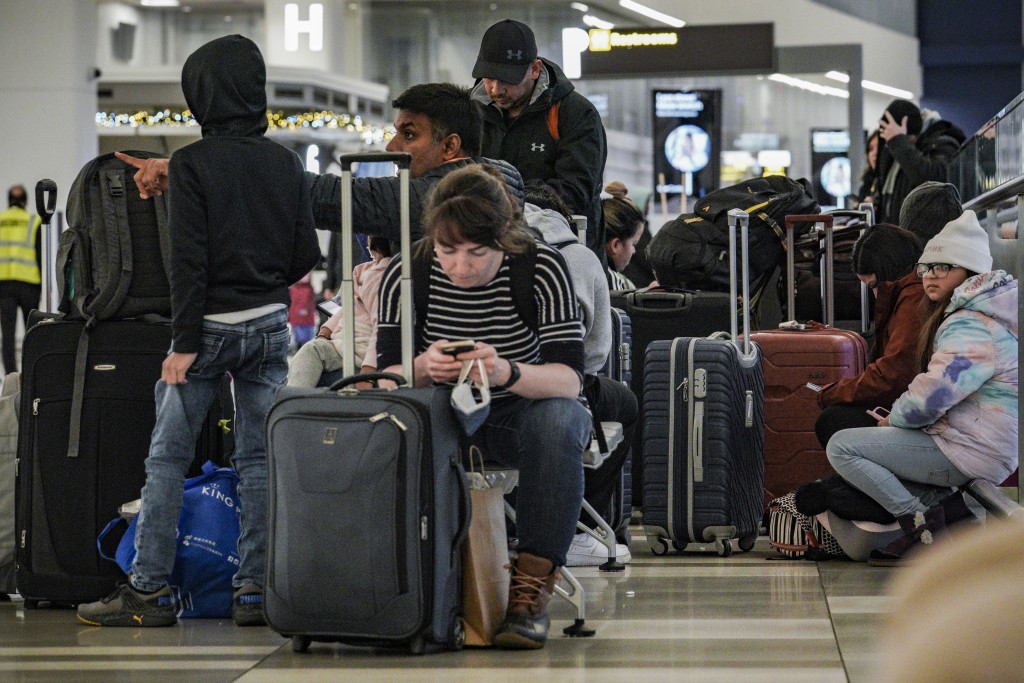 大批旅客被迫要在机场过夜。AP