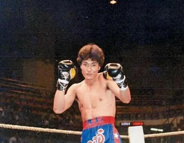 于80年代初成为职业拳手，乃7届香港泰拳拳王。