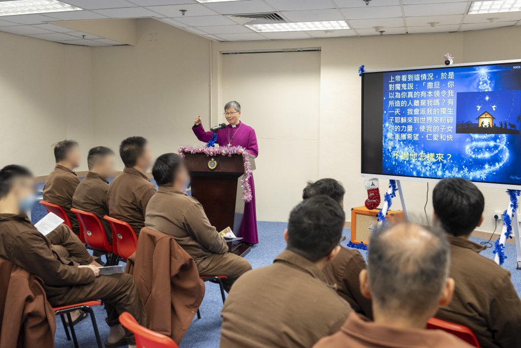 香港聖公會大主教陳謳明早前到白沙灣懲教所主持聖誕崇拜。
