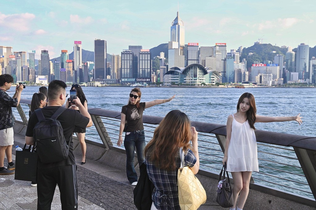 ,入境處預計,黃金周期間將有約129萬人次內地旅客訪港。資料圖片 ,入境處預計,黃金周期間將有約129萬人次內地旅客訪港。資料圖片