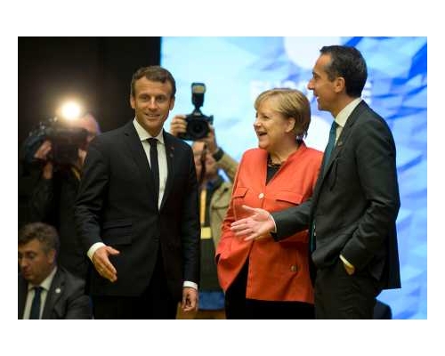 马克龙（左一）及默克尔（中）。AP