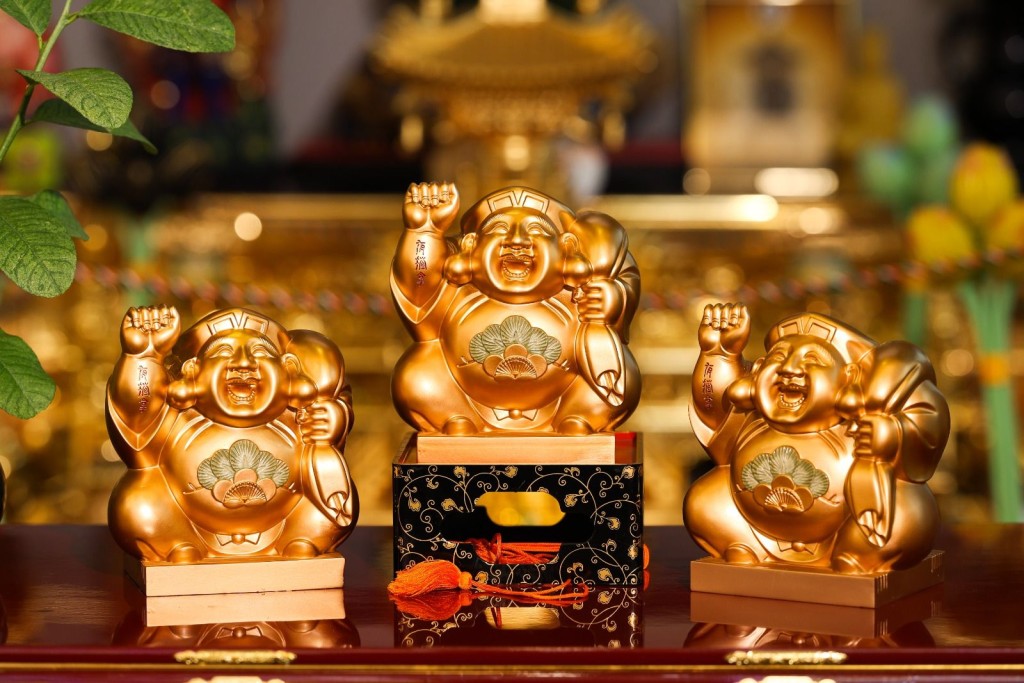 「年廿八洗邋遢」是重要日子，所謂「財不入污門」。馬年四大財位是東南、正東、中宮和正北，一切雜物都要移走！特別要用心清潔來迎接「笑口常開大財神」！