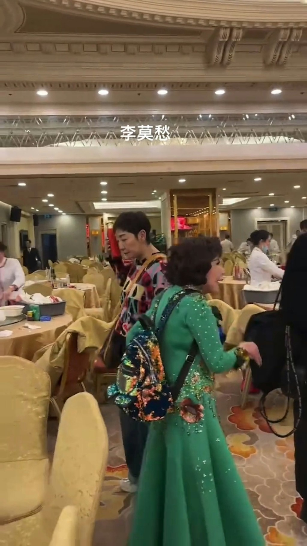 雪梨再搖一搖確認內裏仍有酒後就拿走，黃夏蕙與劉永繼續交談，與雪梨往相反方向前行。