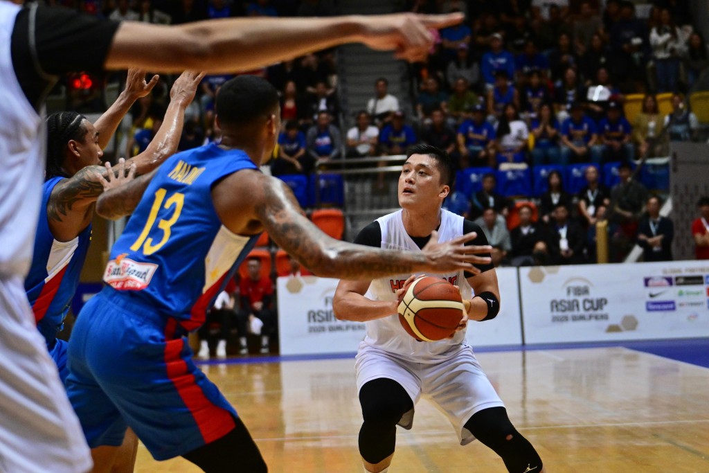  籃球亞洲盃外圍賽，港隊主場不敵菲律賓，梁兆華被盯防。 陳極彰攝