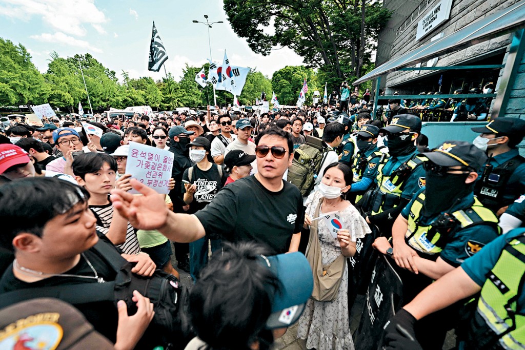 首爾多處投票站選票短缺，示威者昨日在一個點票站外要求暫停點票。