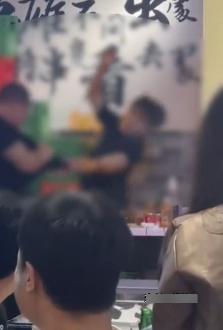 重慶有火鍋店發生群毆衝突，有人用火鍋湯底潑向對手。