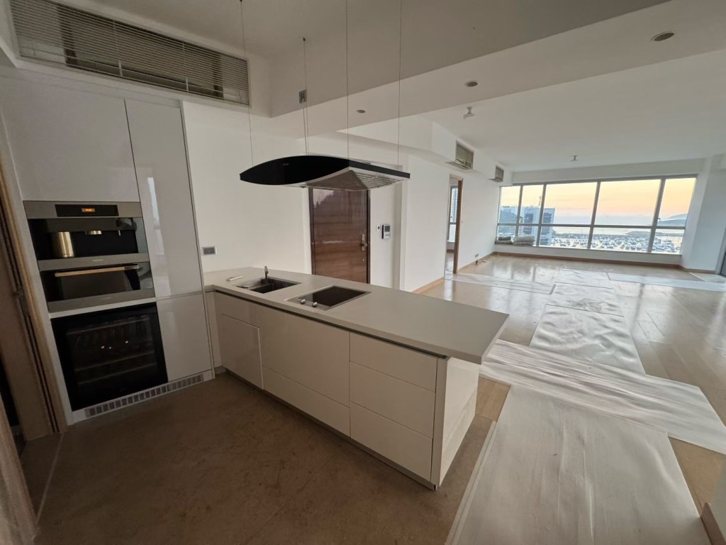 採用半開放式廚房相連客飯廳空間。