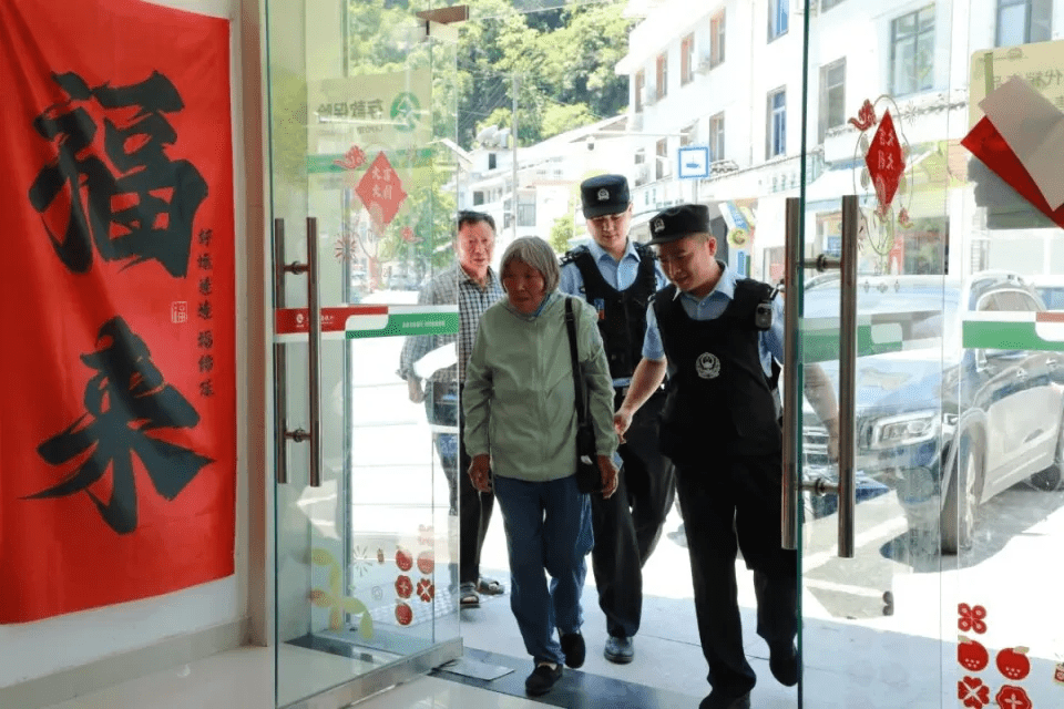 家住深山70歲老人把40多萬元養老錢藏家中，一夜被盜。警方連夜破案，人贓俱獲 。