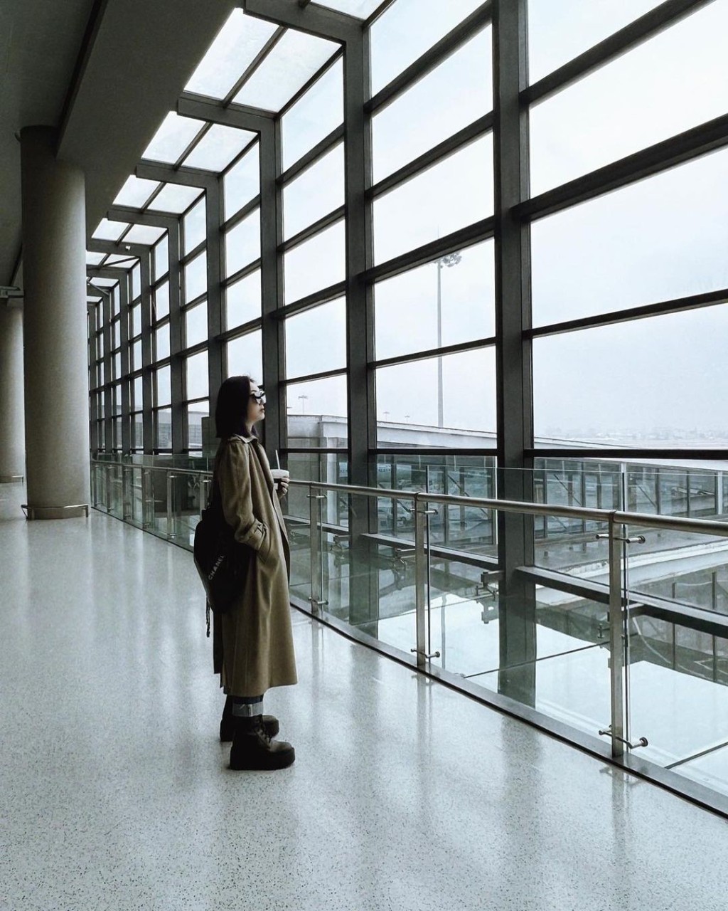 千嬅分享了一张似是在机场影的侧身照。