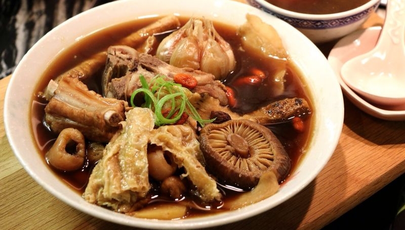 肉骨茶是星馬美食。