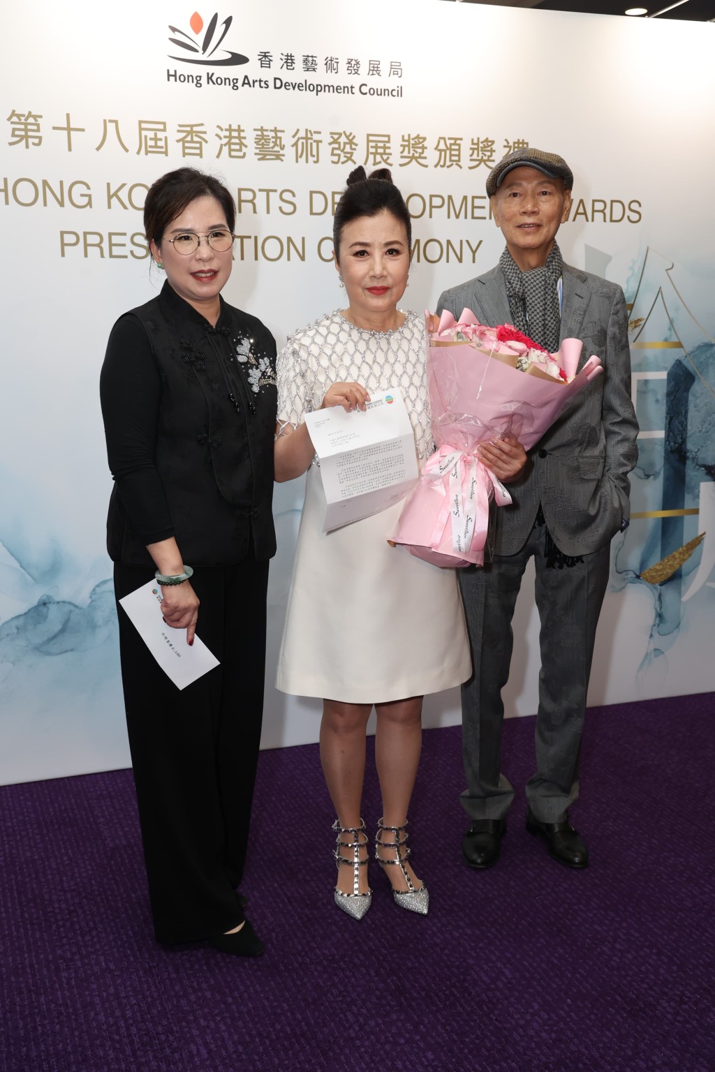 电视广播有限公司助理总经理(企业传讯）黄德慧代表TVB给祝贺函恭贺阿姐。