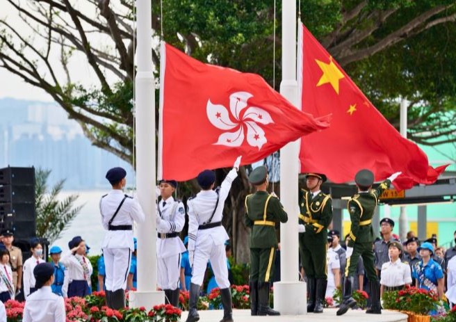 今年IDYL首次獲得五四旗手選拔亞軍，隊員們踏上金紫荊廣場旗台，於該個別具意義的日子擔任區旗升旗手，體驗一場完美的升旗禮。