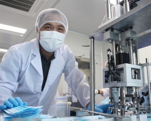 Simon創立自動化工程及顧問公司,協助不同企業將生產綫自動化,其公司目前正協助本地口罩生產商安裝和維修口罩生產機器。(圖片由VTC提供)