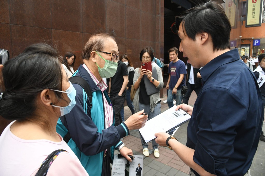 分拆滙控關注組連日擺街站，Ken Sir向小股東講解投票分法及理念。