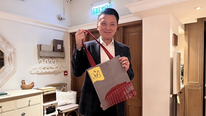 陳祖恒製作印有立法會標誌及大樓外貌的「福袋」,將送給業界及議員同事。
