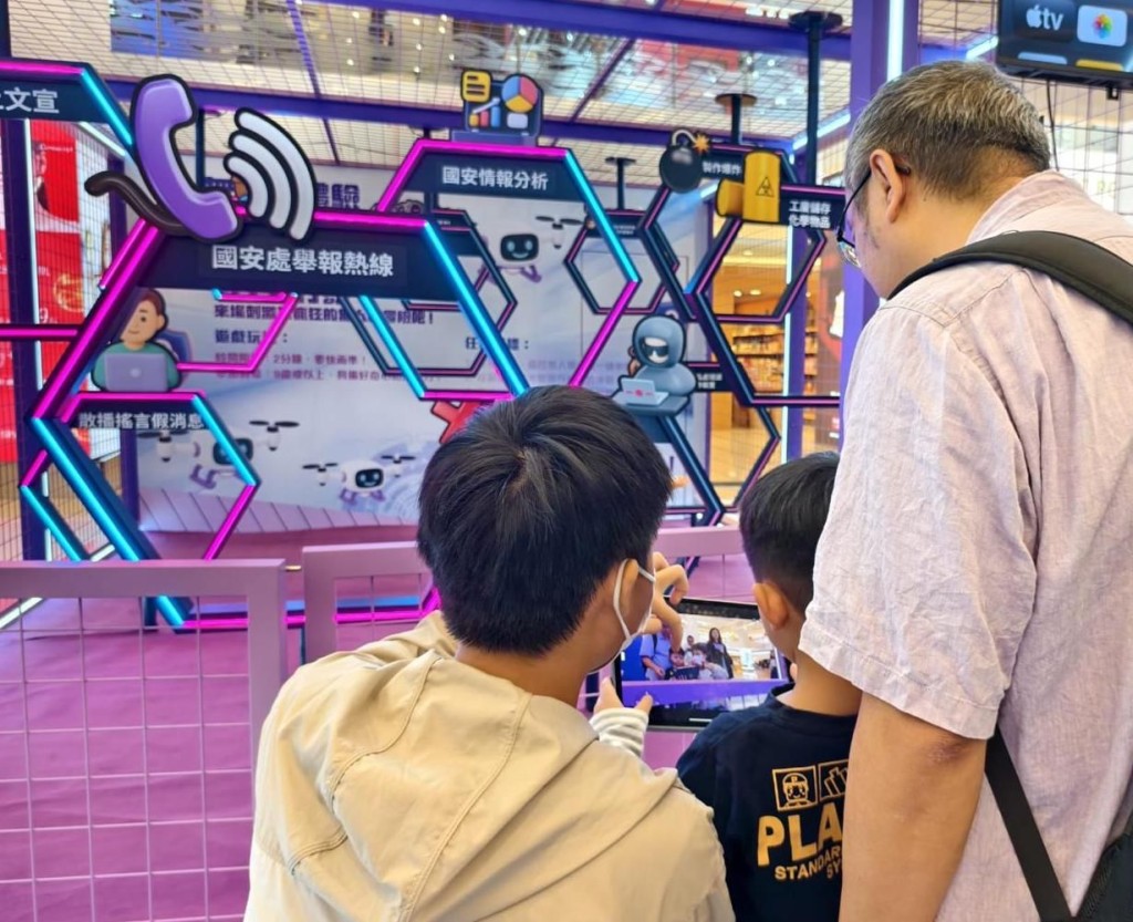 市民體驗駕駛無人機。 市民體驗駕駛無人機。