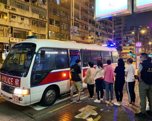 警方於深水埗搗破一個懷疑非法網上百家樂賭檔,拘捕10名男女。警方圖片