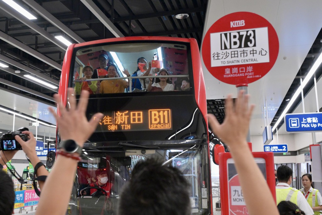 九巴新路線B10及B11清晨首班車即告爆滿。 九巴新路線B10及B11清晨首班車即告爆滿。