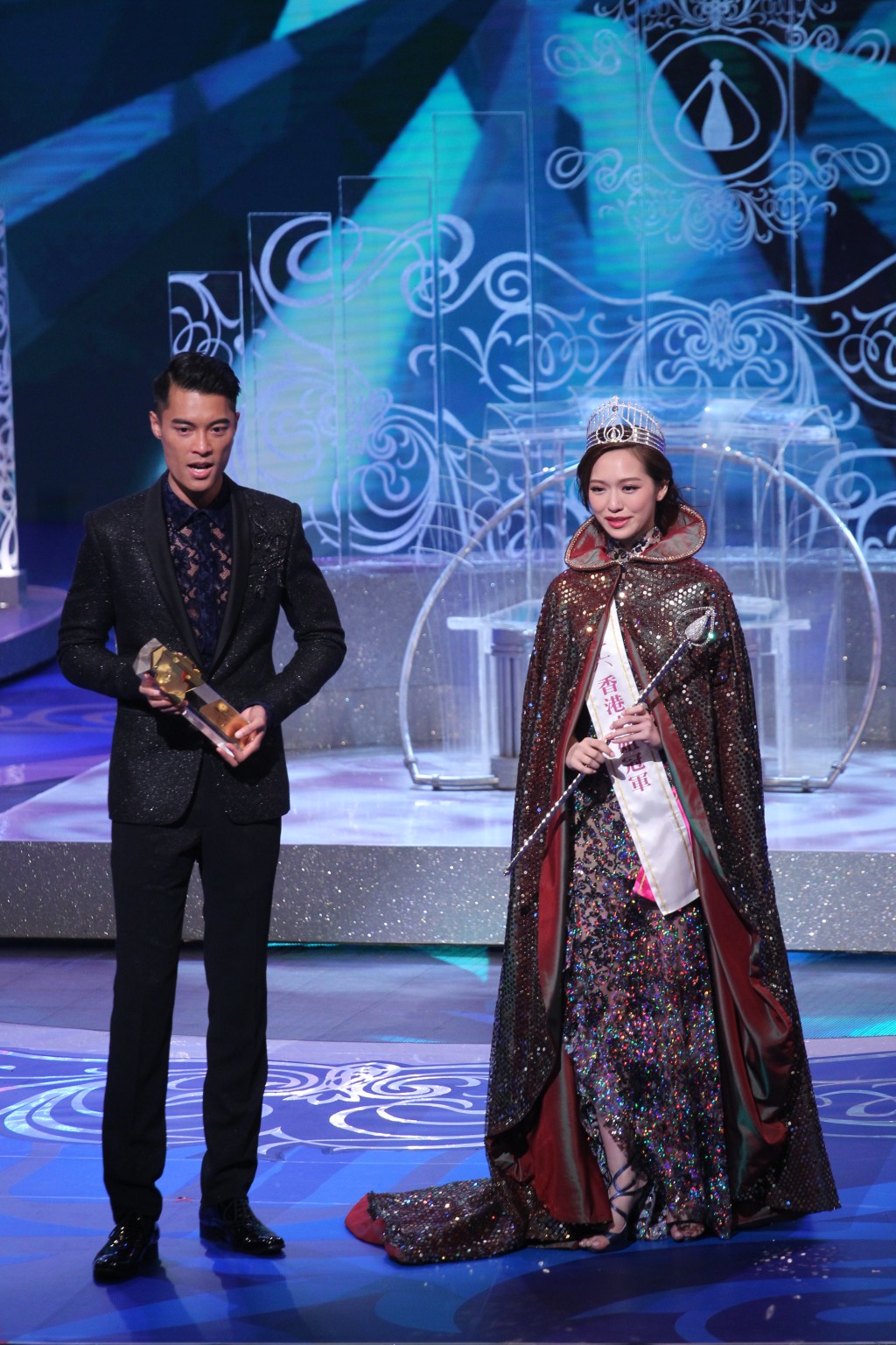 馮盈盈（右）是2016年香港小姐冠軍。