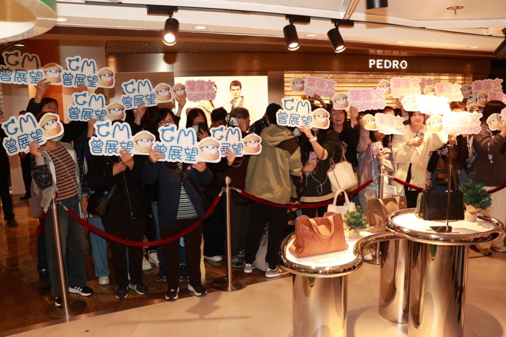 好多粉絲到場應援。 好多粉絲到場應援。