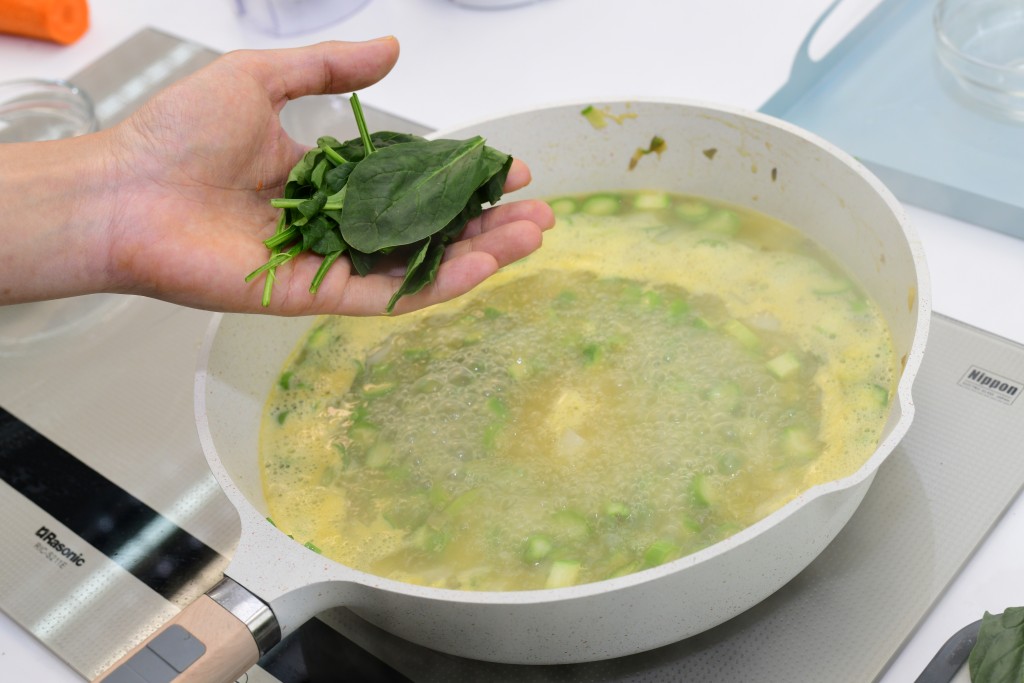 最後才下菠菜,保持嫩滑。 最後才下菠菜,保持嫩滑。