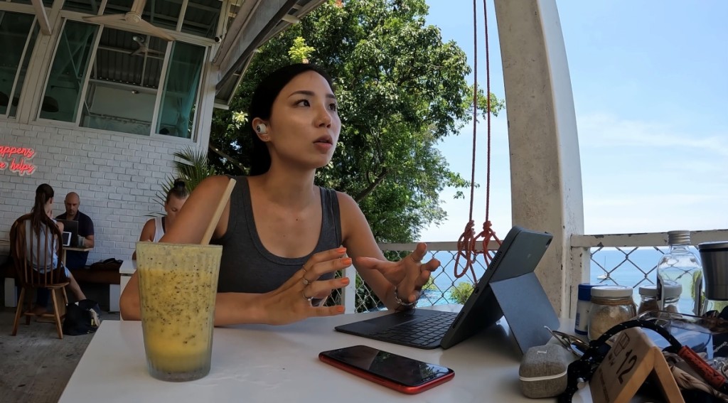 数码游牧Kristie在峇里岛咖啡店工作，出书外也努力经营YouTube频道Kristie the Nomad。