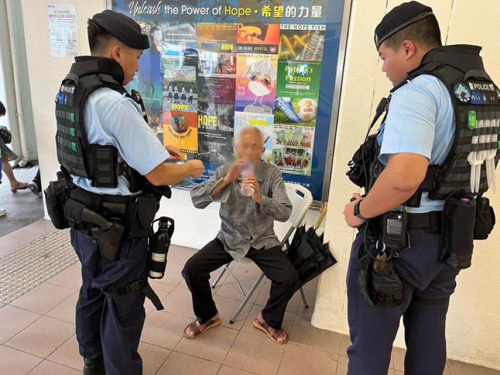 警方將他扶至附近商場內休息並提供食水和小食。fb提「葵」警剔圖片
