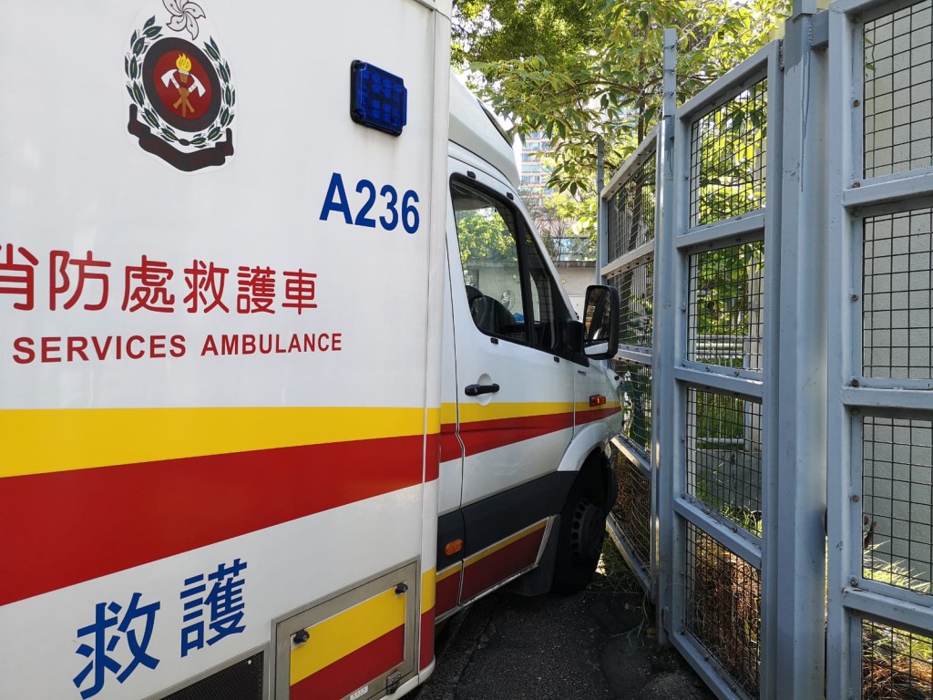 救護車在急症室門外轉右彎時,失控撞向對面圍欄。