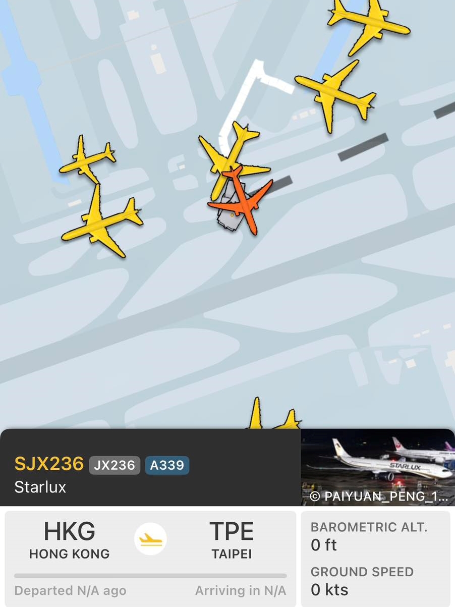 涉事JX236客機當時在跑道滑行。Flightradar24截圖 涉事JX236客機當時在跑道滑行。Flightradar24截圖