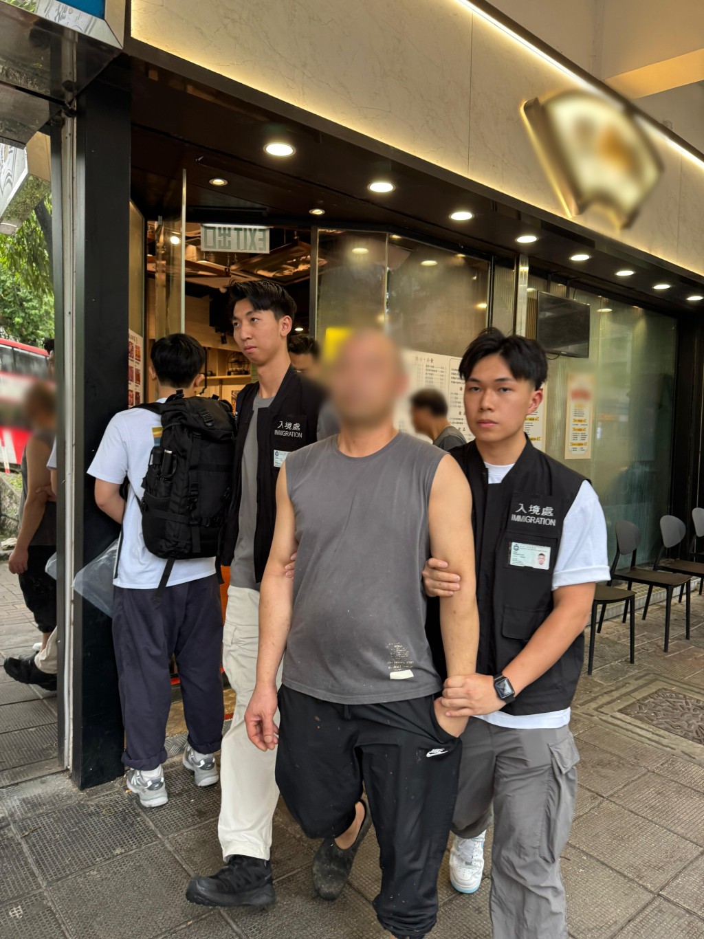 入境處拘捕37人。