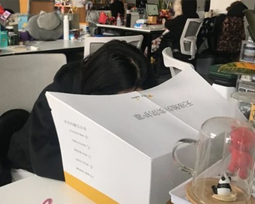 內地一款外賣防護罩人氣非常旺盛,獲外媒關注,更引來國外網民羨慕。(網圖)